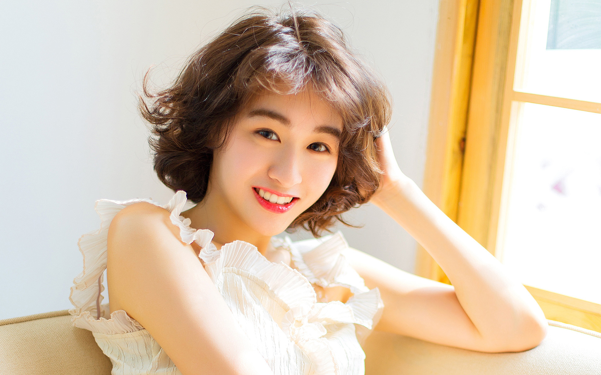 性感短发美女居家写真