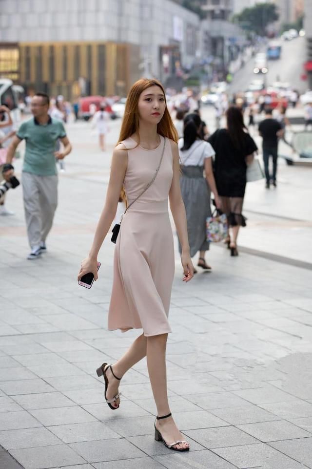 街拍美女:纯洁娇美肌肤胜雪，让人过目难忘!