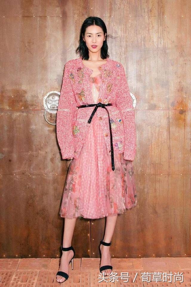 大表姐刘雯把一件普通的碎花裙穿出了仙女感，凭啥她可以?