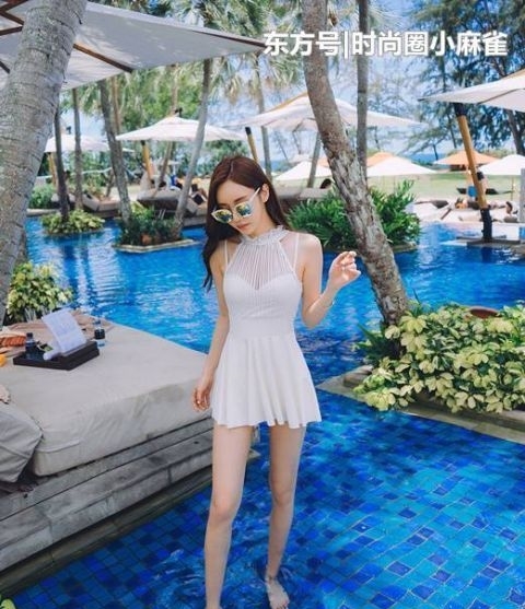 「纤瘦」街拍美女:身材纤瘦的小姐姐,一身白色紧身裙,时尚又亮眼!