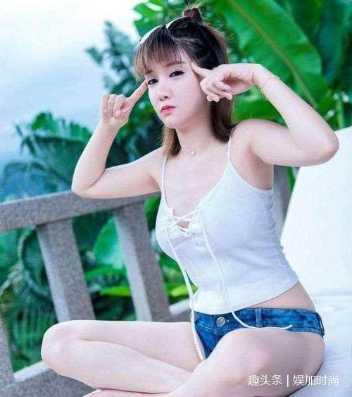 街拍：身材丰满的小姐姐一身超短搭配，诠释出性感魅力！