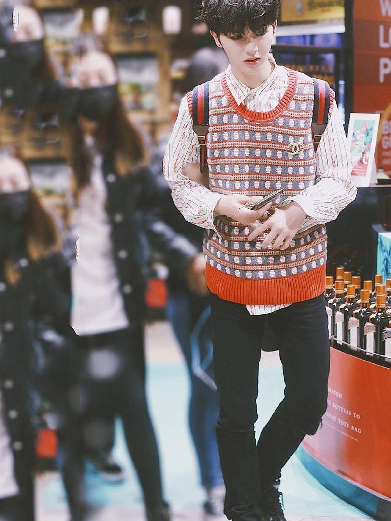 朱正廷穿针织背心, 吃棒棒糖背小书包, 网友评论: 幼稚鬼!