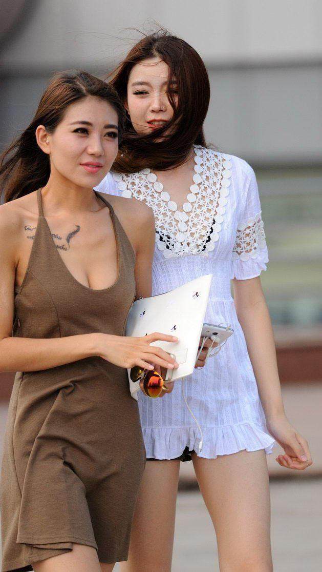 街拍: 倾国倾城的小姐姐, 迷人又性感