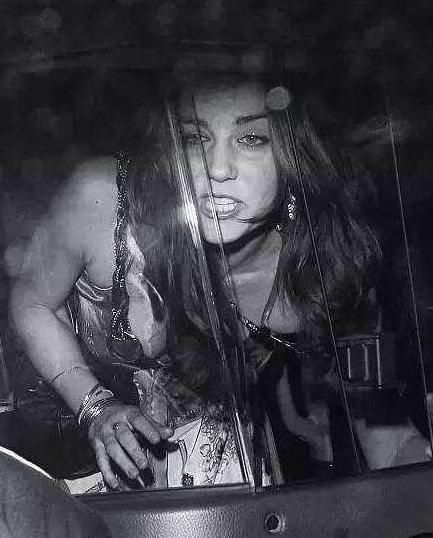 年轻时的凯特王妃也曾放荡不羁，穿着性感撩人，宿醉眼神迷离！