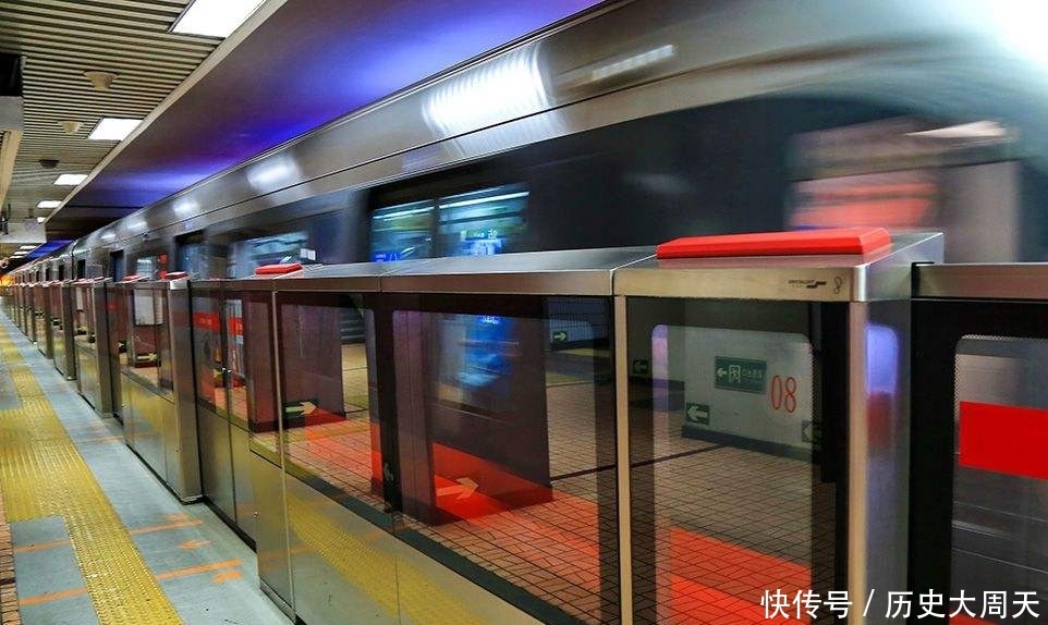 中国地铁真的让老外羡慕？美国人说出真心话，答案和你想的一样吗