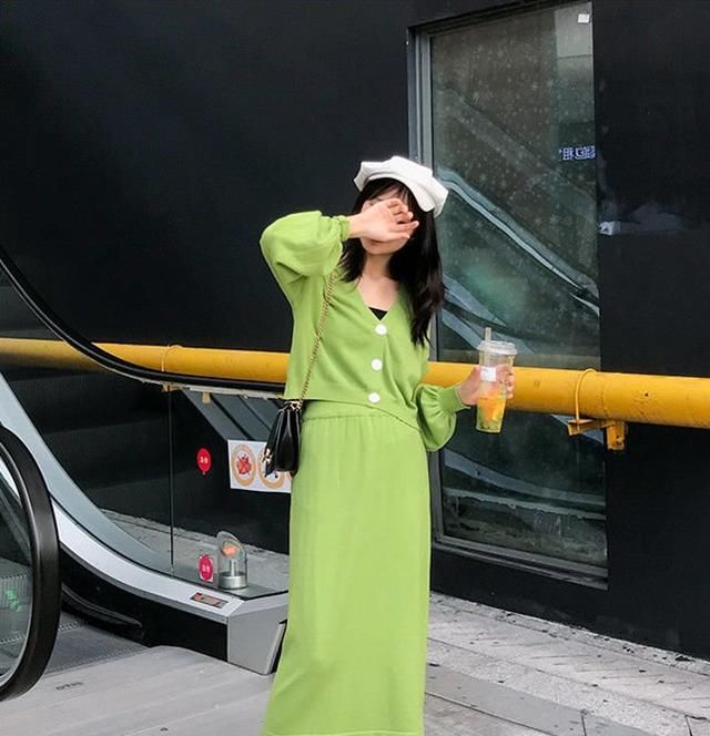  「精致」在这个春暖花开的季节,是不是搭配一些浅色的内搭更为注意呢?