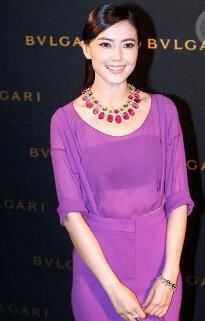 流行的紫色外装，易烊千玺可爱，迪丽热巴性感，只有她惊呆众人