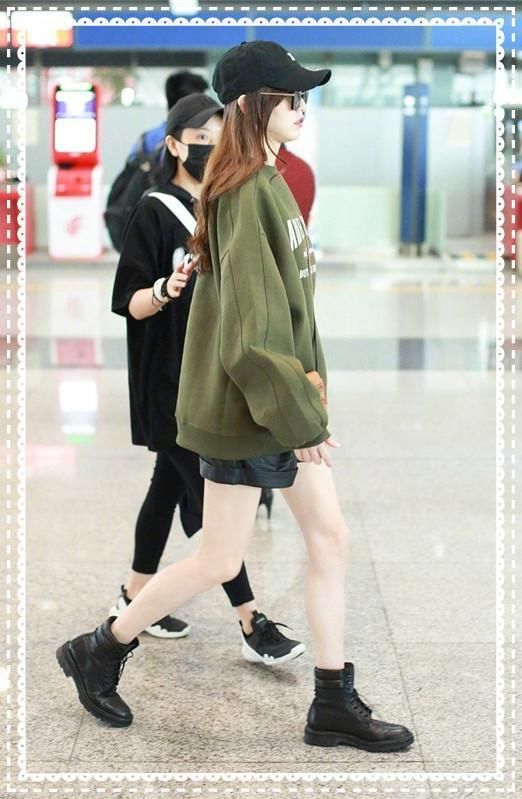 当佟丽娅和唐嫣同穿黑色短裤，网友：终于见到了漫画腿的最高级别