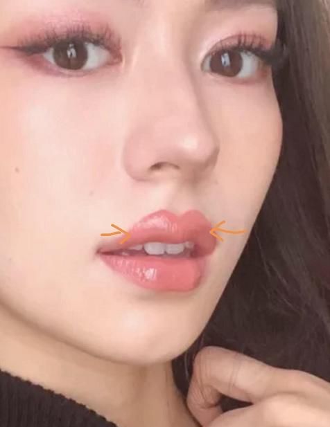  #厚涂#吉娜直播化妆过程，口红厚涂欧美风明显，眼部妆容依然是浓妆