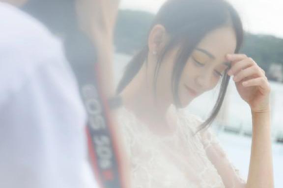 39岁陈乔恩真厉害！大妈印花连衣裙穿出飘逸感，网友：有颜任性