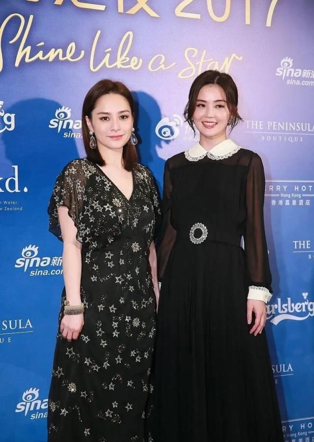  「呈现的更」阿娇终于穿对了，黑色V领连衣裙至少显瘦10斤，终于信是110斤了