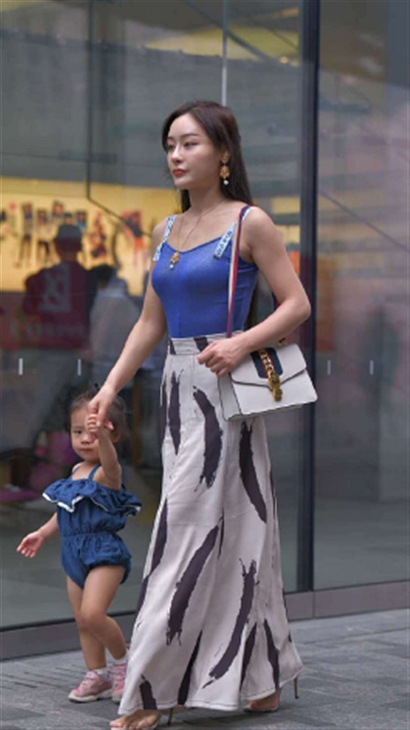  「蓝色」宝妈带娃逛街, 这么穿搭, 妥妥的时尚辣妈