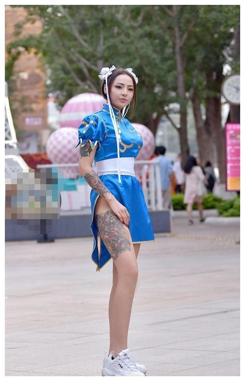 街拍:图五穿“春丽装”，露大腿，露“纹身”，真是惹不起!