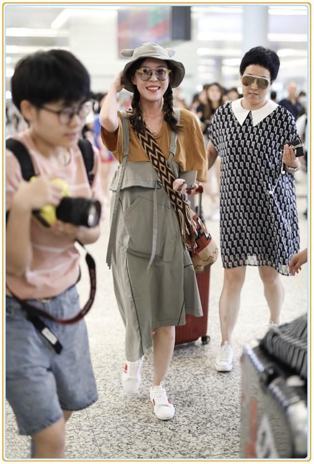 李金铭一旦扮起嫩来简直无人能敌！穿背带裙撞上20岁宋祖儿都没输