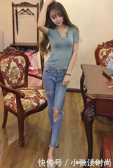 街拍,皮肤白皙身材苗条气质小姐姐穿热裤就是好看,发色抢眼!!