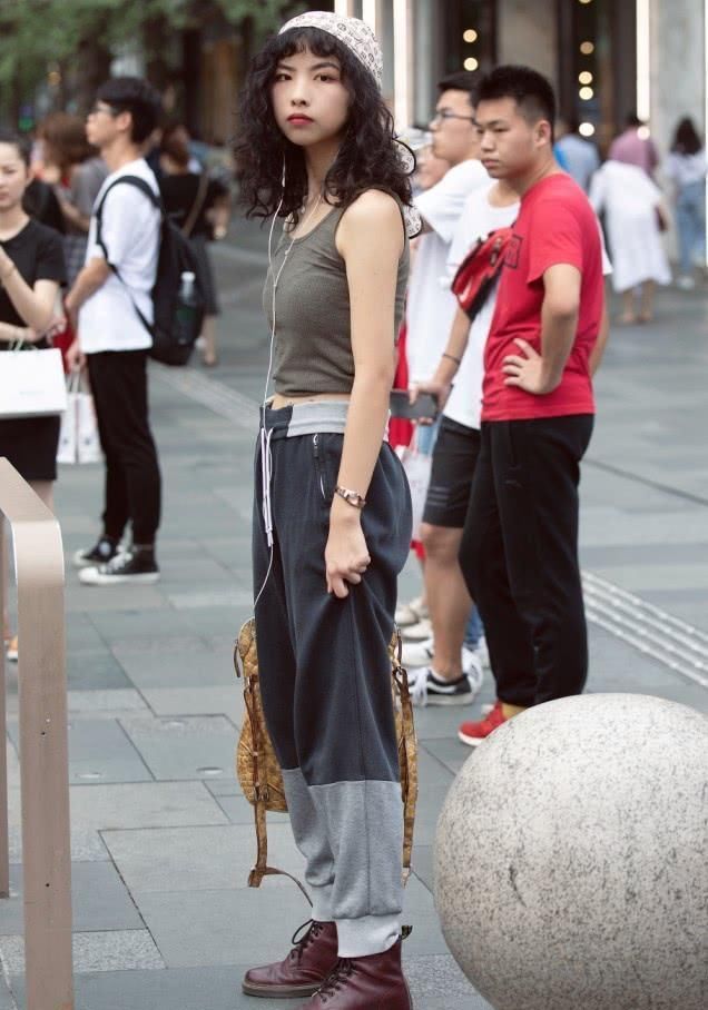 『大海』羡慕嫉妒亲妹妹的靴子,人们的鞋面是平的,她是“大海”型的