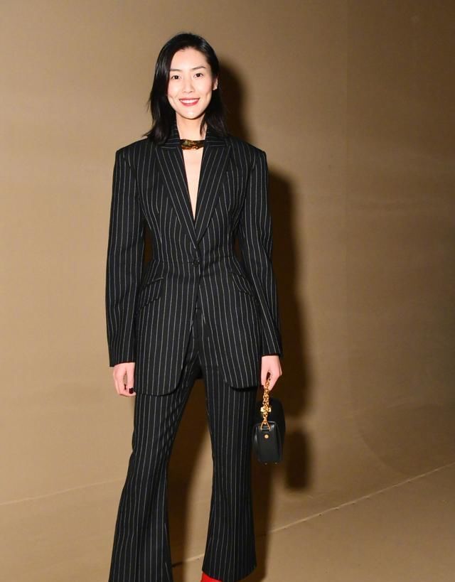  『女人』今年秋天,喇叭裤很流行,时髦的女人都在传,显瘦又显高!
