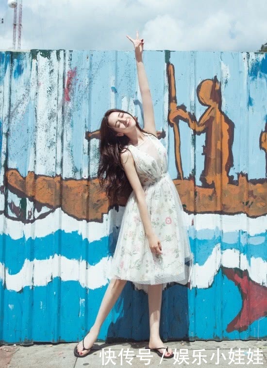 迪丽热巴真辛苦,穿15cm高跟鞋还没防水台,完全是用脚趾走路