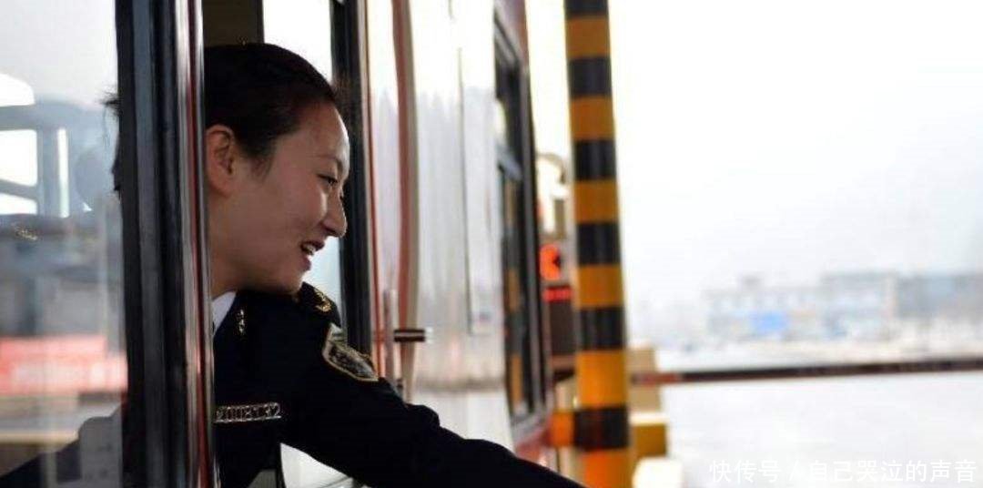 车主高速服务区多休息2小时，下高速被罚2400元，原因休息过久？