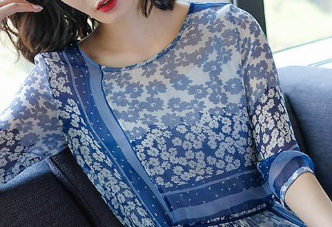 女人过了53岁，一定要打扮!穿精致连衣裙，显白皙，美女范十足