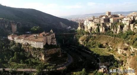 这个国家拿巨石当屋顶!一块石头200吨竟从未砸死过居民