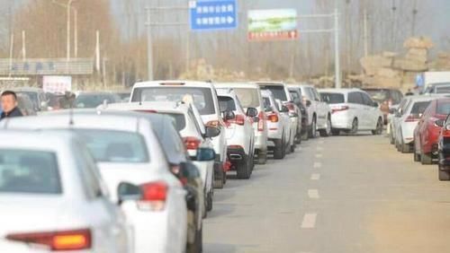驾校教练为啥从来不走左侧车道？道理很多新手司机都不懂