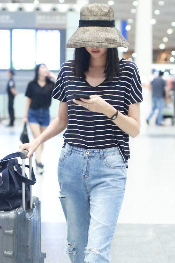 张梓琳私服充满国际范，帽子大到看不清路！