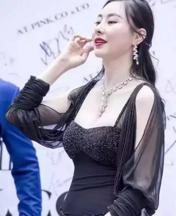 街拍：手包通常也能成为整套搭配的点睛之笔！