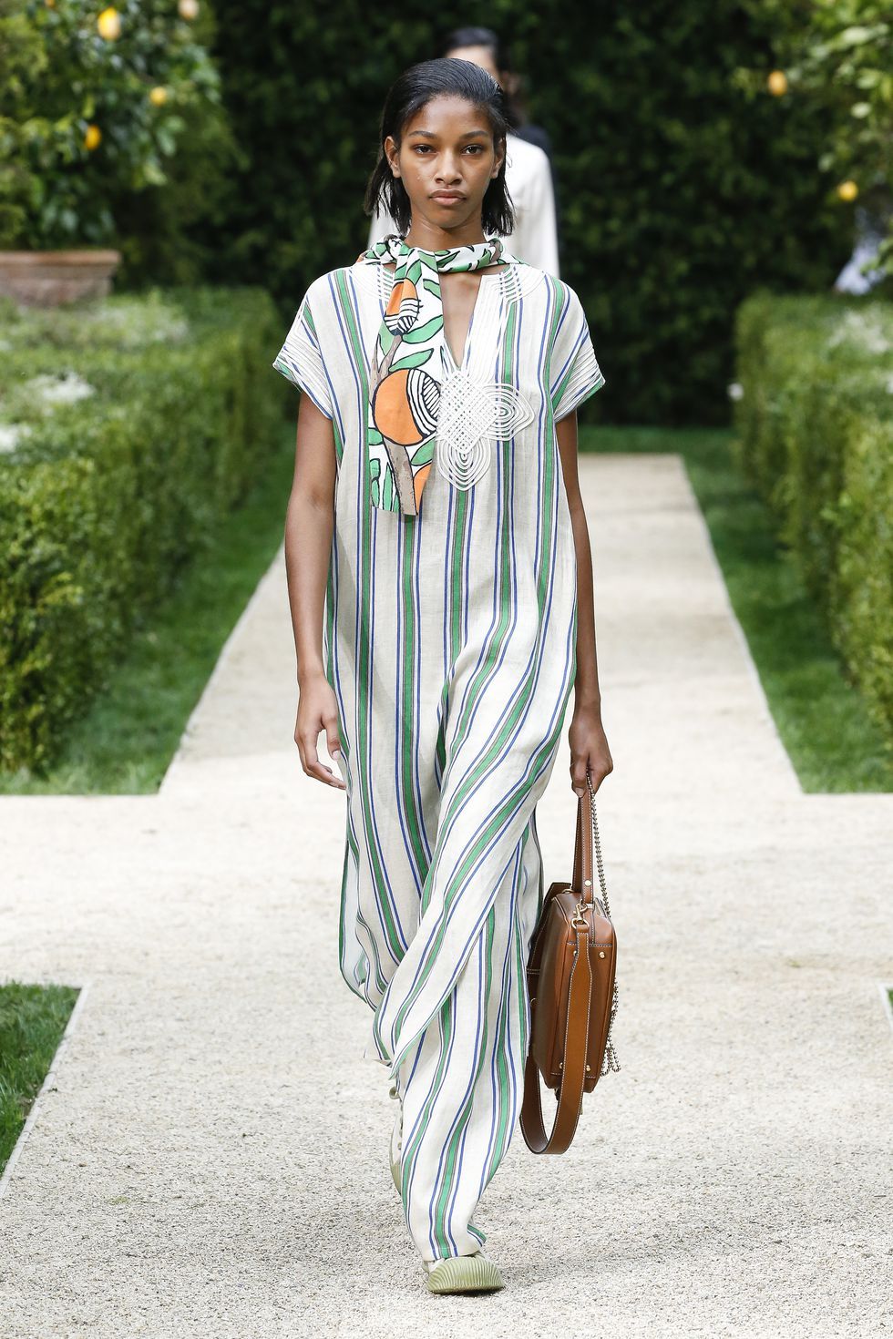 球鞋搭裙装，这种又酷又甜的穿搭方法觉对要学下来!