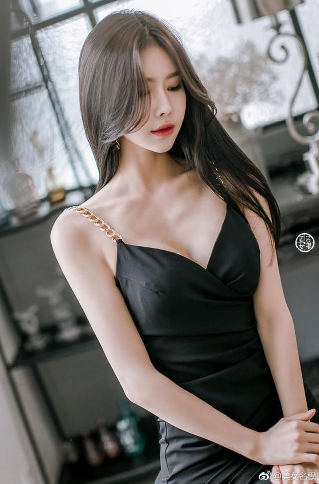 室内美女写真集：一种老照片复古的感觉，让吊带裙充满了时间感！