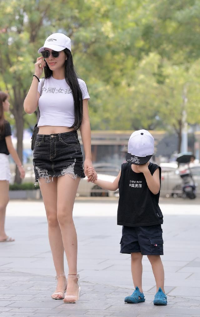 时尚辣妈，简单的T恤穿出傲人的上围，明显更有女人味了！