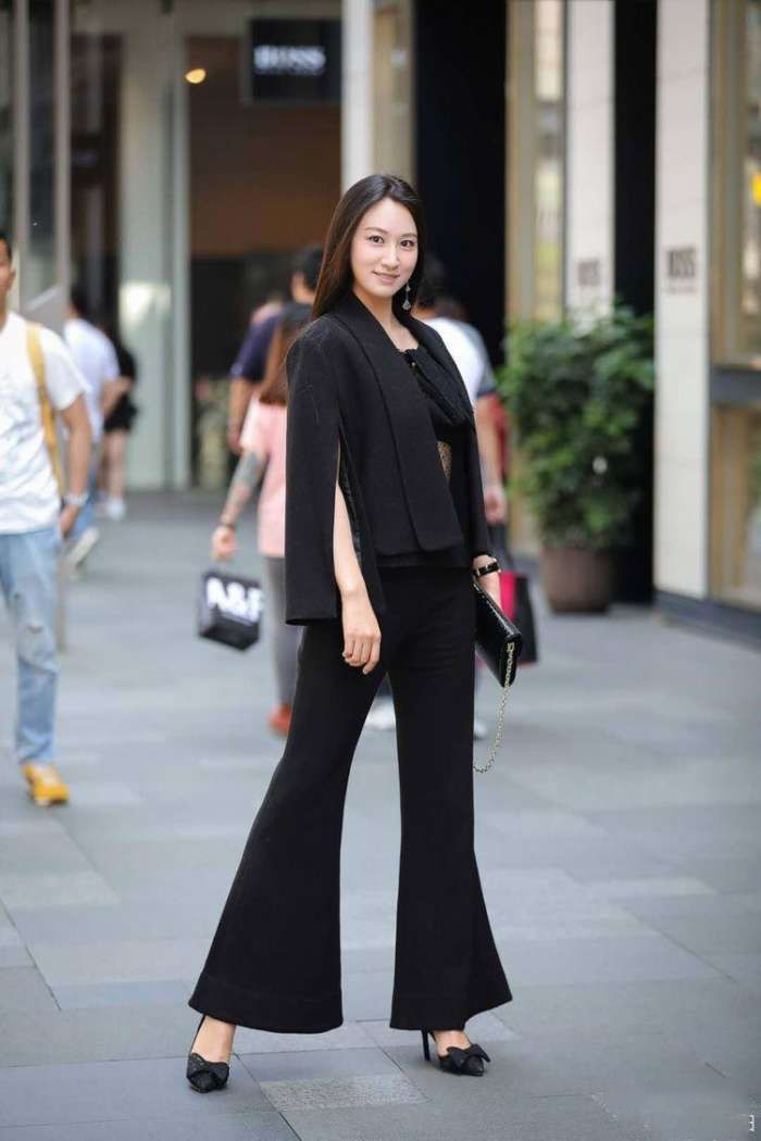 街拍: 十分有气质小姐姐，一袭彰显女人味的紧身穿搭，眼前一亮