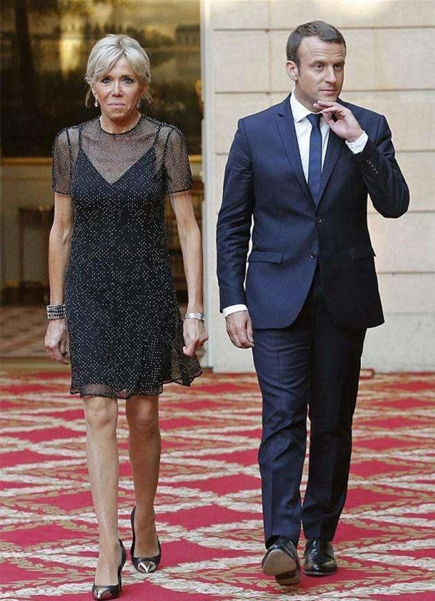 法国第一夫人换下裤装:露锁骨与丈夫合影，图三穿黑丝双腿细长!