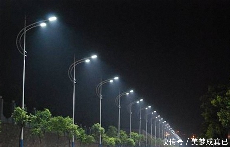  【高速】为什么高速公路上没有装路灯？老司机：可以，但没必要