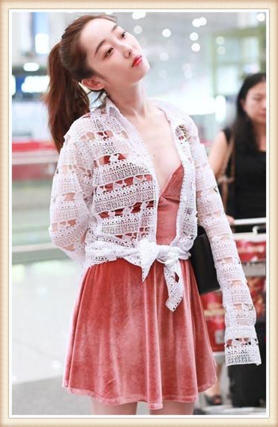 看了蒋梦婕穿抹胸装，再看看王丽坤，真想问林更新一句:后悔不?