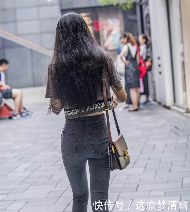 街拍短衫、低腰紧身裤的穿搭，尽显长腿小蛮腰