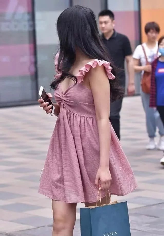 胖姐姐穿着一件非常性感低胸吊带,白皙饱满得上围被修饰的很迷人