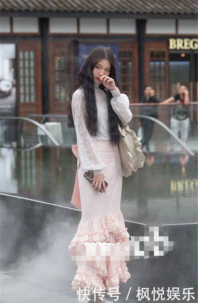 『显得』路人街拍,姑娘清新淡雅,穿深蓝色短裤,显得个性十足