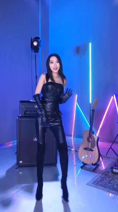  美女|小姐姐绝世而独立，也太甜美了吧，自信大方！