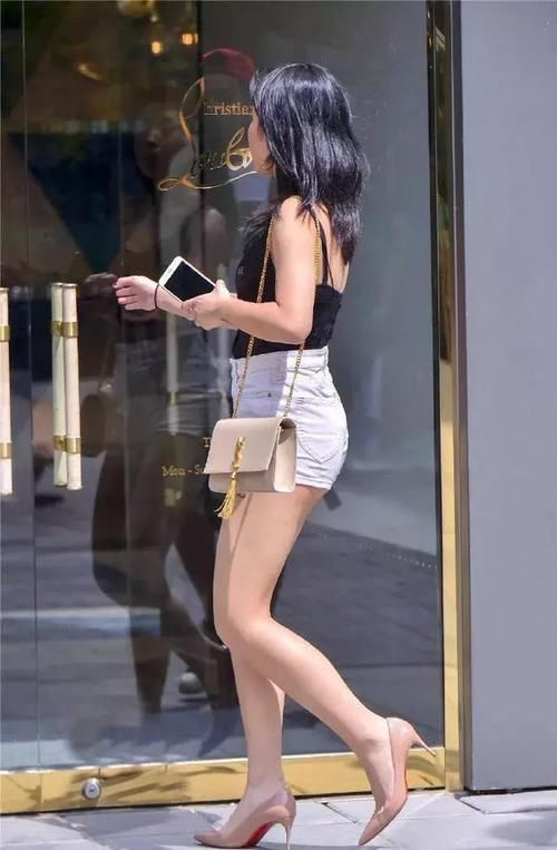  搭配一双：街拍：小姐姐简约式的小背心，增添了俏皮与性感的气质