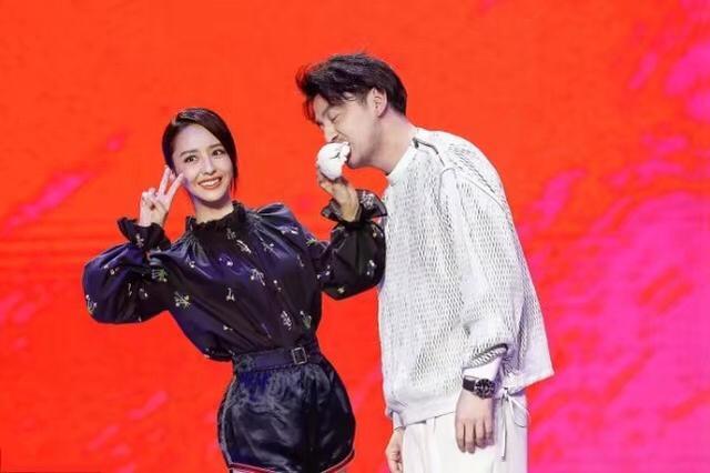 被佟丽娅这双腿给惊艳到了！高腰短裤配衬衫，这么少女哪像34岁