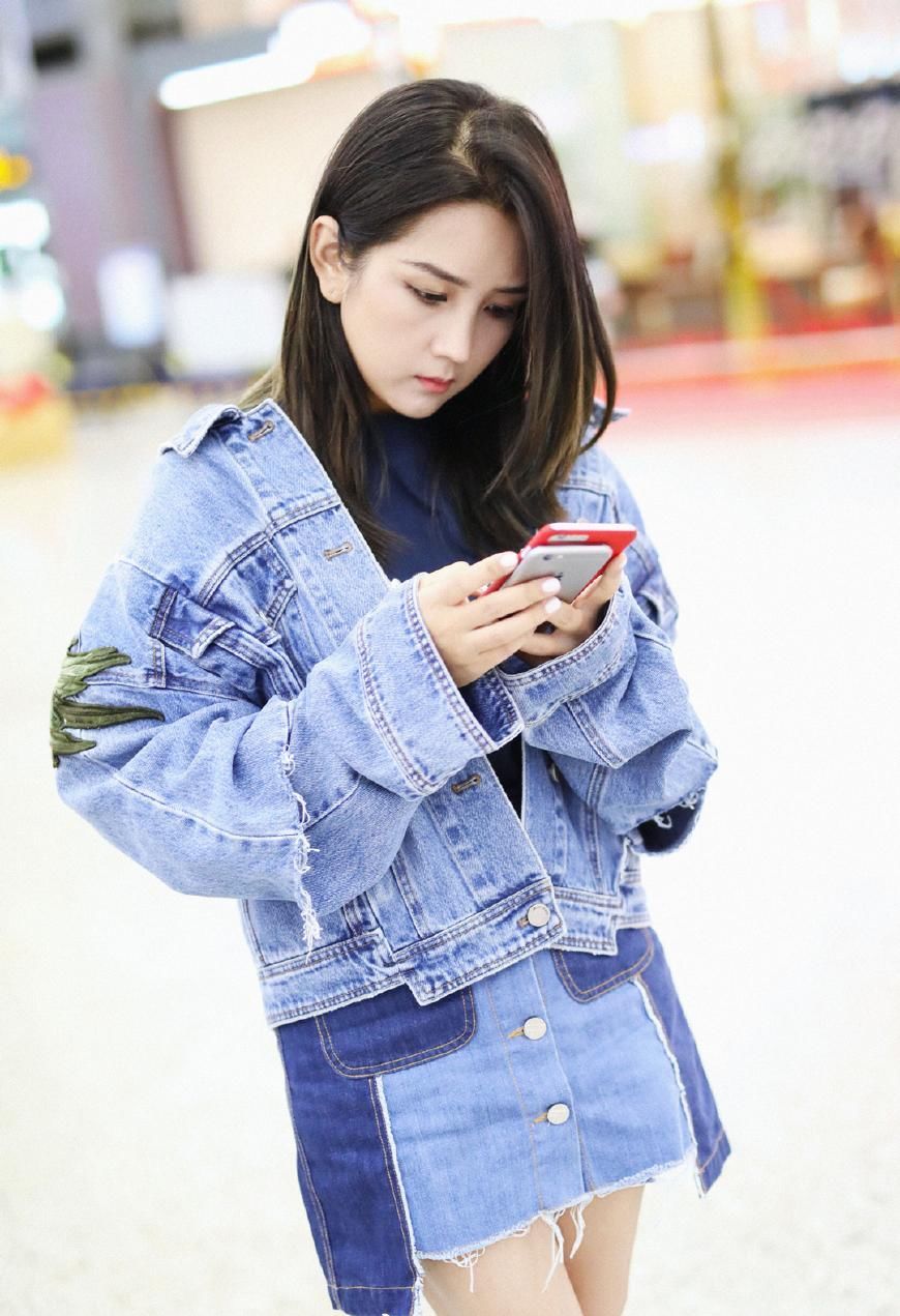 五官精致的何洁,瘦了之后一身牛仔造型,穿着十分的有范