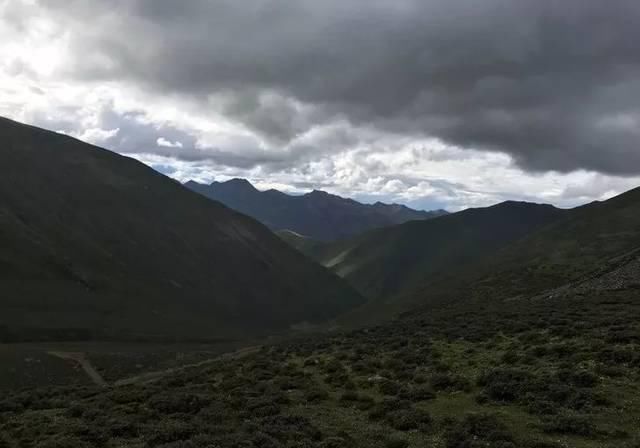 自虐之旅！单人单车自驾奔驰，闯贡嘎~悬崖边走，车陷泥地~