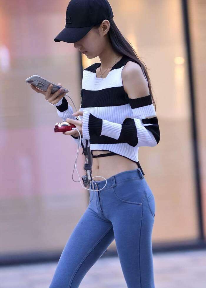 街拍: 窈窕身材的小姐姐, 薄款紧身裤秀出好轮廓