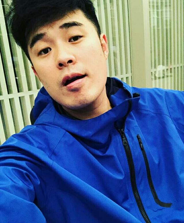 陈赫现在已经打定主意走谐星路线了,玩自拍不开滤镜,脸上的瑕疵非常