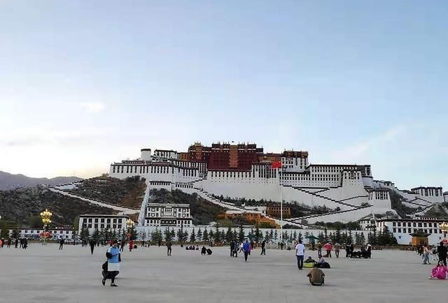 有世界最高广场,游客数量远超过当地人,中国人口最少的省会城市