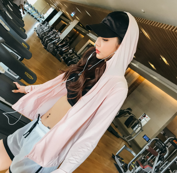 女神孙允珠，红粉青春律动运动带帽薄卫衣