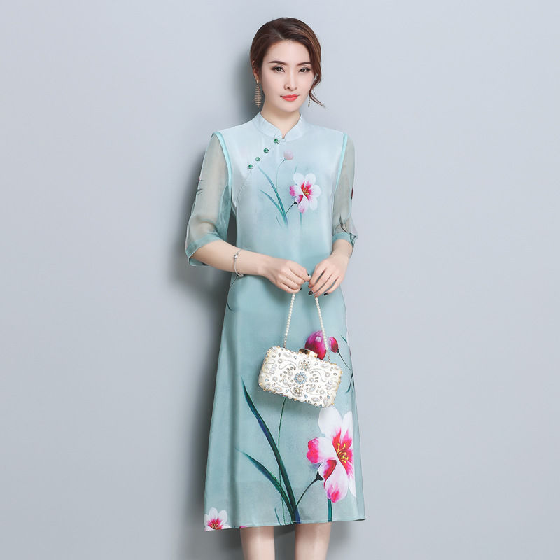 不得了!新型的“宝石蓝”连衣裙一出世就火得一塌糊涂，美极了~