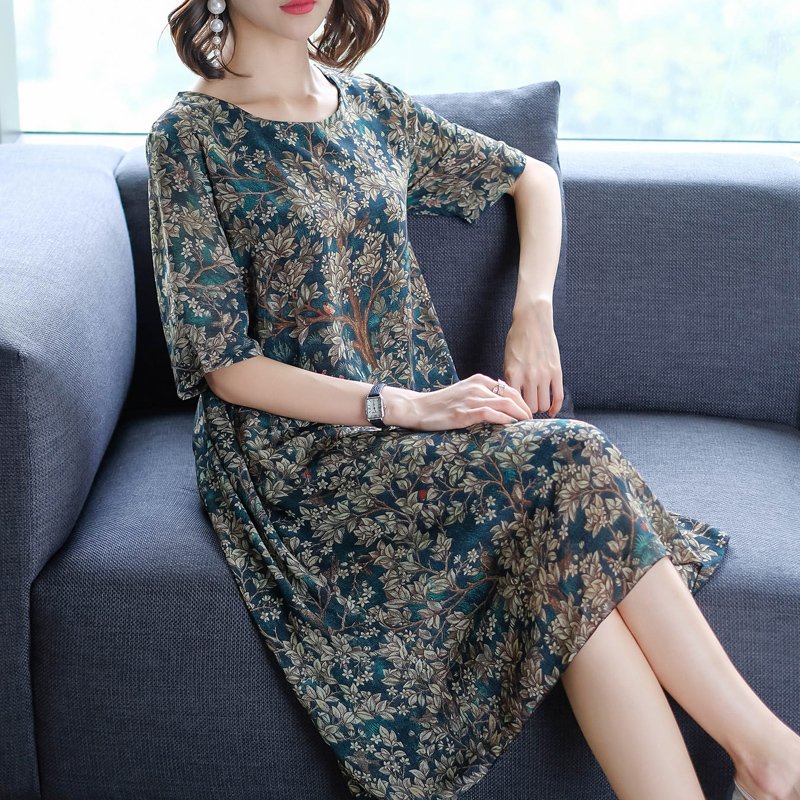 到了40的女人，也别穿太土!8月新出炉“妈妈装”，显嫩又显高