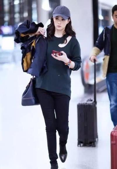 蒋欣被路拍,“破天荒”的暴瘦了30斤,身材竟能和杨幂相比